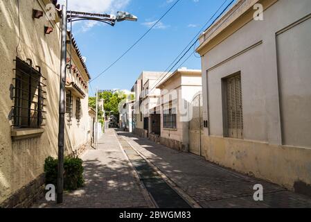 Mendoza, Argentinien - 23. Januar 2019: Eine ruhige, gemütliche Straße im Zentrum von Mendoza Stockfoto