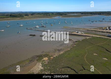 Luftaufnahme mit Blick auf die Mündung von Itchenor mit Booten und Yachten vor Anker. Stockfoto