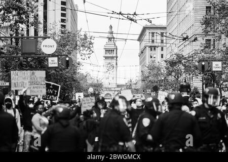 San Francisco, Usa. Mai 2020. SAN FRANCISCO, CA- MAI 31: Protestierende demonstrieren am 31. Mai 2020 nach dem Tod von George Floyd auf der Market Street in San Francisco, Kalifornien. (Foto von Chris Tuite/ImageSPACE) Quelle: Imagespace/Alamy Live News Stockfoto