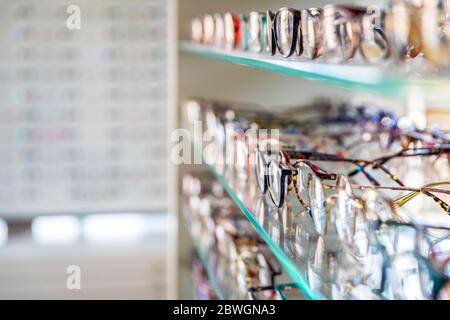 Gläser auf einem Vitrine Regal in einem Optikgeschäft. Kopierraum Stockfoto