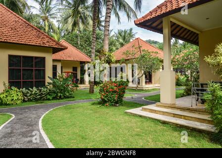 BALI, INDONESIEN - 14. JANUAR 2018: Territory Discovery Candidasa Cottages and Villas Hotel bei schönem Wetter, Bali, Indonesien Stockfoto