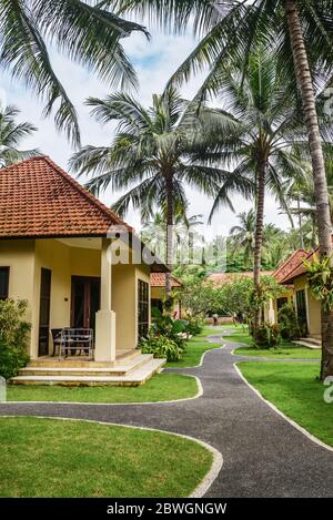 BALI, INDONESIEN - 14. JANUAR 2018: Territory Discovery Candidasa Cottages and Villas Hotel bei schönem Wetter, Bali, Indonesien Stockfoto