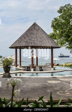 BALI, INDONESIEN - 14. JANUAR 2018: Territory Discovery Candidasa Cottages and Villas Hotel mit Swimmingpool und Meerblick bei schönem Wetter, Bali, Indone Stockfoto