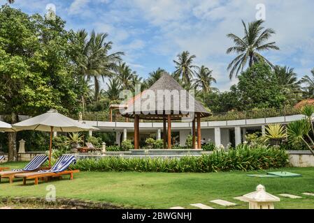 BALI, INDONESIEN - 14. JANUAR 2018: Territory Discovery Candidasa Cottages and Villas Hotel mit Swimmingpool und Meerblick bei schönem Wetter, Bali, Indone Stockfoto