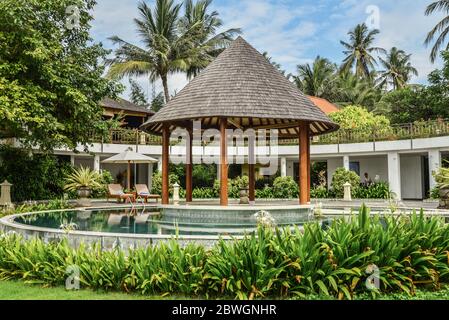 BALI, INDONESIEN - 14. JANUAR 2018: Territory Discovery Candidasa Cottages and Villas Hotel mit Swimmingpool an sonnigen Tagen, Bali, Indonesien Stockfoto