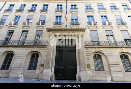 Das Hauptquartier des Ministeriums für nationale Bildung befindet sich im Hotel de Rochechouart aus dem 18. Jahrhundert in der Rue de Grenelle im 7. Arrondissement Stockfoto