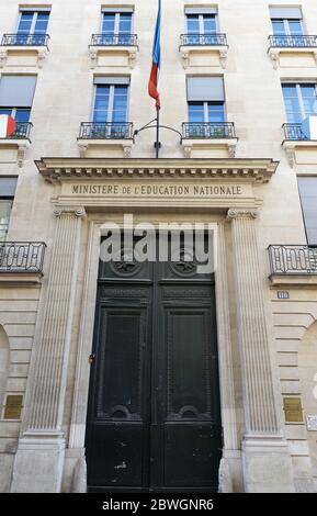 Das Hauptquartier des Ministeriums für nationale Bildung befindet sich im Hotel de Rochechouart aus dem 18. Jahrhundert in der Rue de Grenelle im 7. Arrondissement Stockfoto