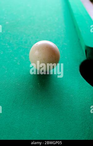 Alte weiße Snooker-Kugel auf dem Filztisch. Stockfoto