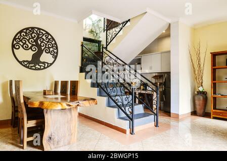 Küche im balinesischen Stil im Haus zu vermieten mit Treppe und Essbereich Stockfoto