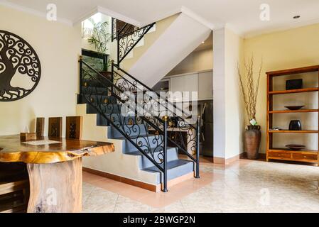 Küche im balinesischen Stil im Haus zu vermieten mit Treppe und Essbereich Stockfoto