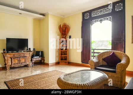 Interieur des Wohnzimmers im Haus zur Miete im traditionellen balinesischen Stil. Stockfoto