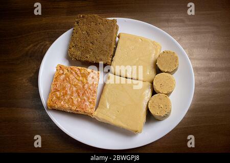 Typische Süßigkeiten vom brasilianischen Juni-Festival Süßigkeiten mit Erdnüssen, Dulce de leche und Kürbissen. Stockfoto