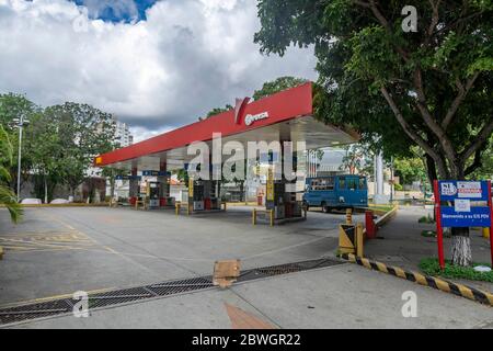 Caracas, Miranda, Venezuela. Juni 2020. Die meisten Tankstellen öffneten in Caracas nicht für Gas, weil die neuen Zahlungssysteme nicht richtig funktionieren oder sie nicht mit Gas versorgt wurden.Quelle: Jimmy Villalta/ZUMA Wire/Alamy Live News Stockfoto