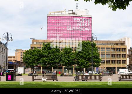 Met Tower Glasgow - Menschen, die sich während der Coronavirus-Sperre 2020 auf Bänken am George Square, Glasgow, Schottland, aufmachen Stockfoto