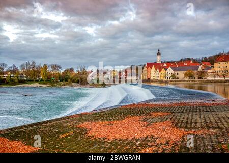 Landsberg am Lech Wasserfallskade malerischer Blick, Deutschland. Die Stadt liegt an der Romantischen Straße in Bayern. Stockfoto