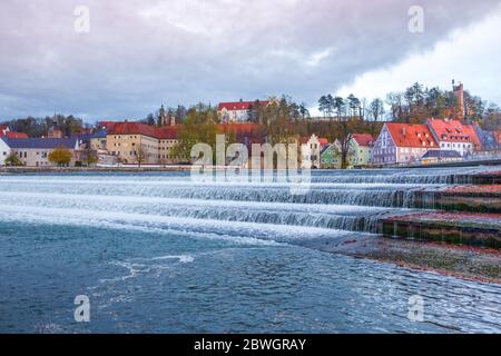 Landsberg am Lech Wasserfallskade malerischer Blick, Deutschland. Die Stadt liegt an der Romantischen Straße in Bayern. Stockfoto