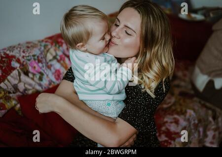 Mutter und Sohn kuscheln und küssen Stockfoto