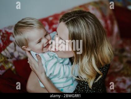 Mutter und Sohn kuscheln und küssen Stockfoto