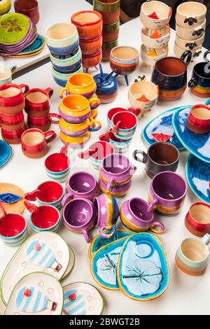 Handgefertigte Design Keramik Tassen, Töpfe, Teller, Tassen voller Farben Stockfoto