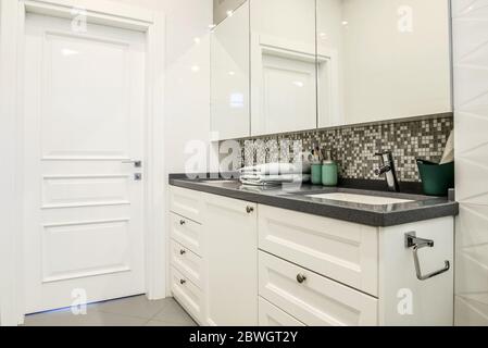 Wunderschönes Badezimmer im skandinavischen Stil in einem Luxushaus Stockfoto