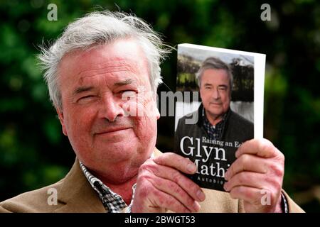 Glyn Mathias, OBE ist ein britischer Druck- und Rundfunkjournalist. Zu Hause in Brecon, Powys, Wales mit seiner Autobiographie am 10. Mai 2 Stockfoto