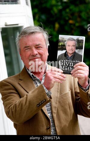 Glyn Mathias, OBE ist ein britischer Druck- und Rundfunkjournalist. Zu Hause in Brecon, Powys, Wales mit seiner Autobiographie am 10. Mai 2 Stockfoto
