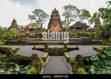 Pura Taman Saraswati Kemuda Tempel in Ubud, Bali, Indonesien Stockfoto