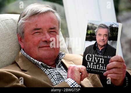 Glyn Mathias, OBE ist ein britischer Druck- und Rundfunkjournalist. Zu Hause in Brecon, Powys, Wales mit seiner Autobiographie am 10. Mai 2 Stockfoto