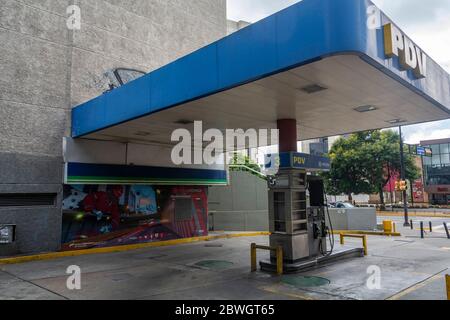 Caracas, Miranda, Venezuela. Juni 2020. Die meisten Tankstellen öffneten in Caracas nicht für Gas, weil die neuen Zahlungssysteme nicht richtig funktionieren oder sie nicht mit Gas versorgt wurden.Quelle: Jimmy Villalta/ZUMA Wire/Alamy Live News Stockfoto