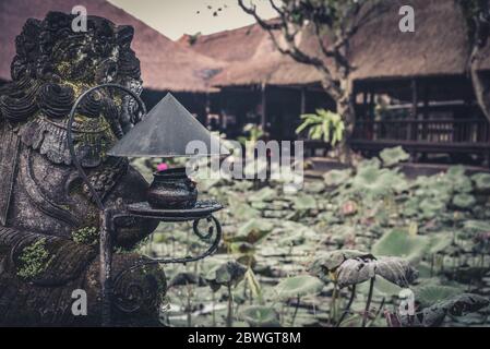 Traditionelle balinesische Steinstatue in der Nähe des Pura Taman Kemuda Saraswati Tempels in Ubud, Bali Insel, Indonesien Stockfoto