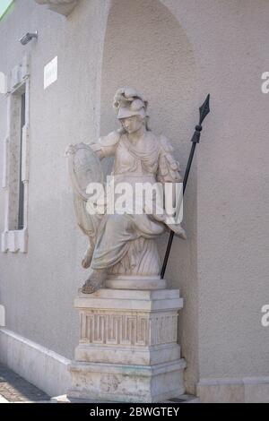 Kalksteinstatue der Pallas Athena auf dem trinity Square am Fisherman Square in Budapest, Ungarn Stockfoto
