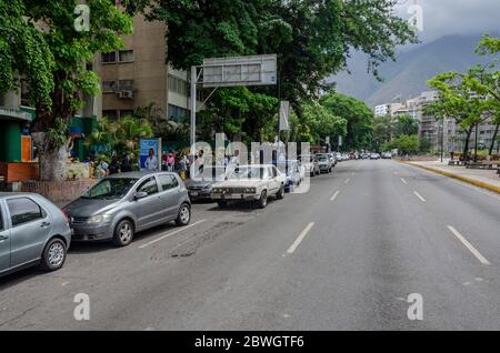 Caracas, Miranda, Venezuela. Juni 2020. Lange Reihen von Autos an fast allem in Venezuela, die versuchen, mit Benzin zu füllen, nachdem die Maduro-Regierung den Preis in Dollar auf 0.5 Dollar pro Liter am vergangenen Wochenende angehoben. Krise im Verkauf und Vertrieb von Benzin in Venezuela Credit: Jimmy Villalta/ZUMA Wire/Alamy Live News Stockfoto