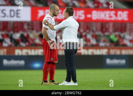 Enttäuscht Rafael Czichos mit Manager Horst Heldt Sport: Fußball: 1. Bundesliga: Saison 19/20: 01.06.2020 29. Spieltag: 1.FC kV? LN, KÖLN - RB Leipzig - Nutzung weltweit Stockfoto