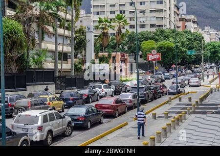 Caracas, Miranda, Venezuela. Juni 2020. Lange Reihen von Autos an fast allem in Venezuela, die versuchen, mit Benzin zu füllen, nachdem die Maduro-Regierung den Preis in Dollar auf 0.5 Dollar pro Liter am vergangenen Wochenende angehoben. Krise im Verkauf und Vertrieb von Benzin in Venezuela Credit: Jimmy Villalta/ZUMA Wire/Alamy Live News Stockfoto