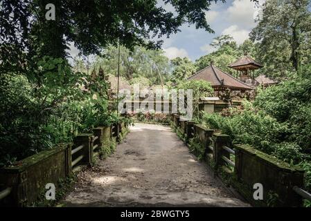 Ein Eingang zum antiken Tempel Pura Gunung Leah in Ubud, Bali, Indonesien Stockfoto