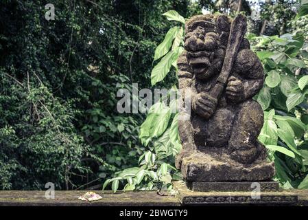 Traditionelle balinesische Schutzstatue am Eingang des Pura Gunung Lebah Tempels in Ubud, Bali Insel, Indonesien Stockfoto