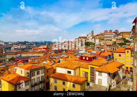 Schönes Panorama der historischen Altstadt von Porto, Portugal Stockfoto