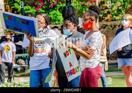 Die Menschen versammeln sich während einer Mahnwache für George Floyd am Cathedral Square, 31. Mai 2020, in Mobile, Alabama. Stockfoto