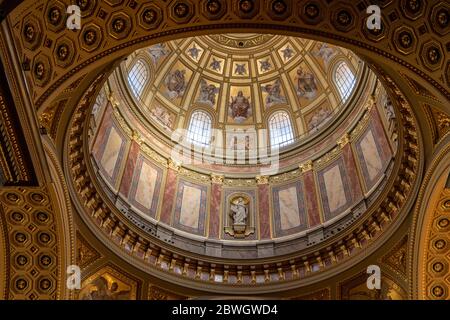 Ansicht der vergoldeten goldenen Kuppel in der St.-Stephans-Basilika in Budapest Ungarn Stockfoto