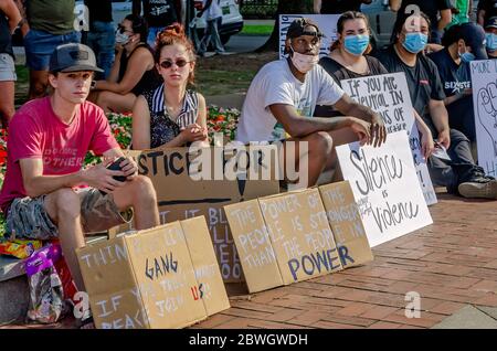 Die Menschen versammeln sich während einer Mahnwache für George Floyd am Cathedral Square, 31. Mai 2020, in Mobile, Alabama. Stockfoto