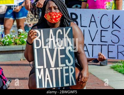 Eine Frau hält ein "Black Lives Matter"-Zeichen während einer Mahnwache für George Floyd am Cathedral Square, 31. Mai 2020, in Mobile, Alabama. Stockfoto