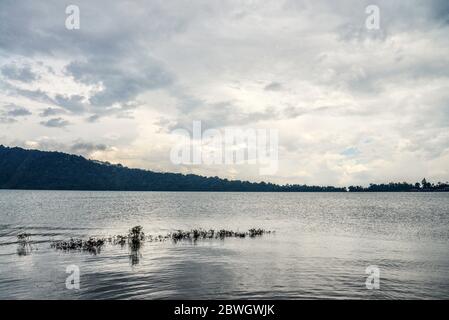 See Bratan bei regnerischem Tag auf Bali, Indonesien Stockfoto