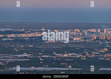 Faro Stadt, Hauptstadt der Region Algarve, vom Guilhim Hügel am späten Nachmittag gesehen. Portugal Stockfoto