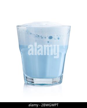 Blauer Matcha Latte aus Glas isoliert auf weißem Hintergrund, Clipping-Pfad inklusive Stockfoto