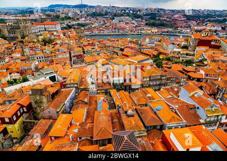 Luftaufnahme der alten historischen Gebäude von Porto Stadt und Vila Nova de Gaia mit Douro Fluss, Portugal Stockfoto
