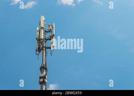 3G, 4G, 5G Fast Speed Wireless Internet Connection Communication Station auf dem bewölkten dramatischen Himmel. Copy space for Text Stockfoto