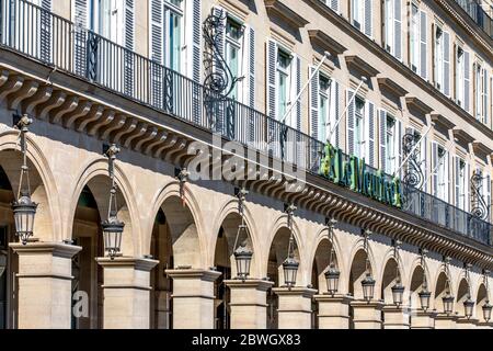 Paris, Frankreich - 29. Mai 2020: Attraktive Fassaden mit Geometrie der Fenster, charmantes typisches Gebäude in Paris (Rue de Rivoli) Stockfoto