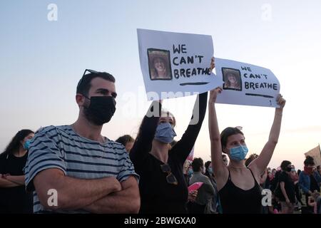 Tel Aviv, ISRAEL. Juni 2020. Junge israelische Frauen halten ein Plakat mit der Aufschrift "Wir können nicht atmen", als Tausende sich im Charles Clore Park in Tel Aviv versammelten, um gegen häusliche Gewalt zu protestieren und die israelische Regierung dazu aufriefen, Initiativen zum Schutz von Frauen zu fördern. Die Kundgebung kam, als das Ministerium für Wohlfahrt und soziale Dienste Zahlen veröffentlichte, die einen Anstieg der Zahl der Beschwerden über häusliche Gewalt an seine Hotline seit Beginn der Corona-Virus-Pandemie um 112 Prozent zeigten. Kredit: Eddie Gerald/Alamy Live News Stockfoto