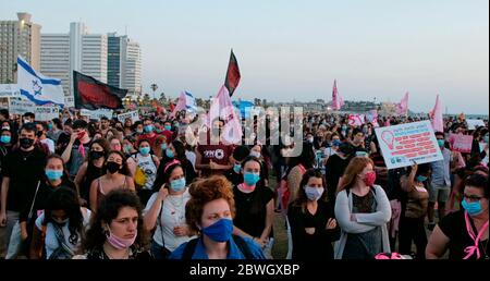 Tel Aviv, ISRAEL. Juni 2020. Tausende versammelten sich im Charles Clore Park in Tel Aviv, um gegen häusliche Gewalt zu protestieren und riefen die israelische Regierung auf, Initiativen zum Schutz von Frauen zu fördern. Die Kundgebung kam, als das Ministerium für Wohlfahrt und soziale Dienste Zahlen veröffentlichte, die einen Anstieg der Zahl der Beschwerden über häusliche Gewalt an seine Hotline seit Beginn der Corona-Virus-Pandemie um 112 Prozent zeigten. Kredit: Eddie Gerald/Alamy Live News Stockfoto