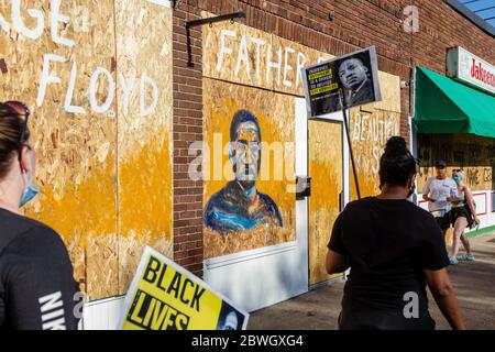 Minneapolis, Usa. Mai 2020. Minneapolis, MN - 30. Mai 2020: George Floyd Künstler Wandgemälde an der Nachhundszene des George Floyd Black Lives Matter Protest und Unruhen am 30. Mai 2020 in Minneapolis, Minnesota. Quelle: Jake Hangegard/Der Fotozugang Quelle: Der Fotozugang/Alamy Live News Stockfoto